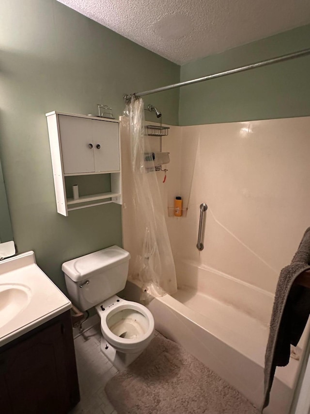 bathroom featuring a shower with curtain, a textured ceiling, vanity, and toilet