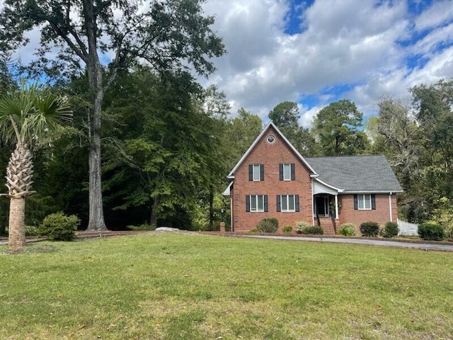 view of front of property featuring a front yard