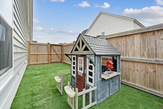 view of yard featuring a fenced backyard and an outdoor structure