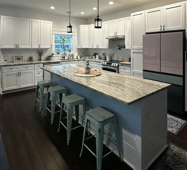 5681 Captain Kidd Rd, Hollywood, SC 29449 - kitchen with stainless steel appliances, backsplash, white cabinets, dark wood-style flooring, and recessed lighting
