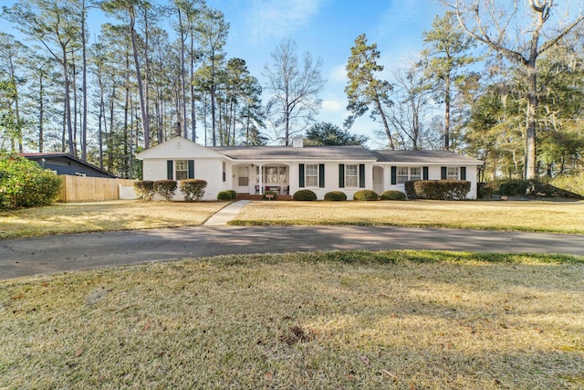 single story home with a front lawn