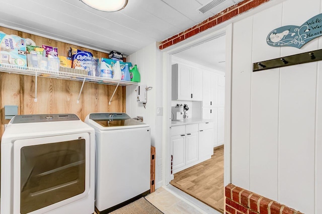 washroom with visible vents, independent washer and dryer, and laundry area