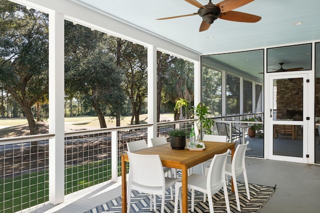 sunroom with ceiling fan