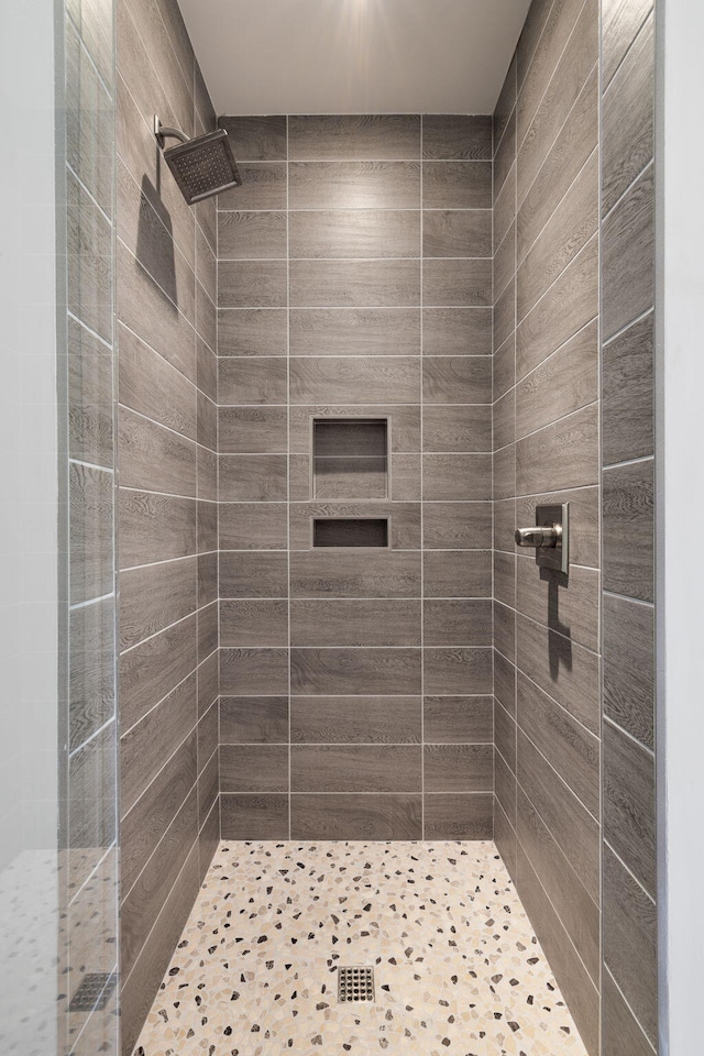 bathroom featuring tiled shower