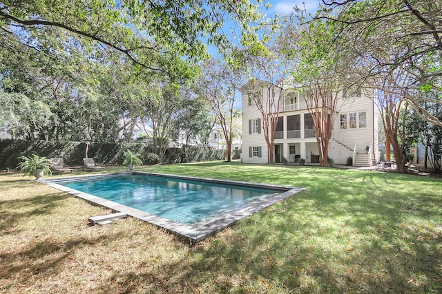 view of swimming pool featuring a lawn