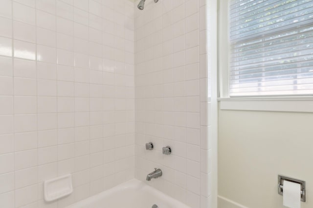 bathroom with tiled shower / bath