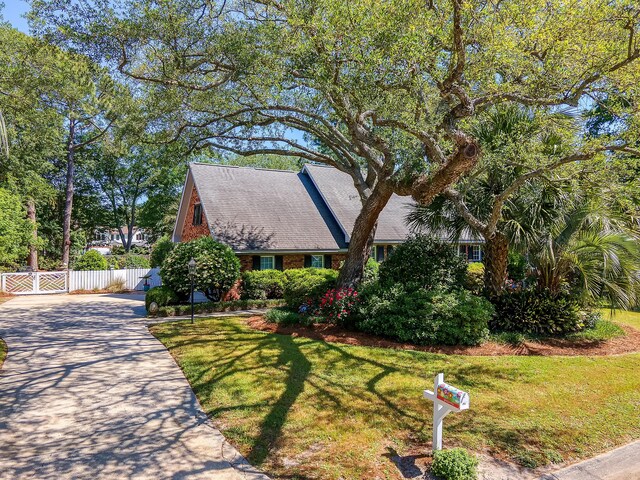view of front of house with driveway