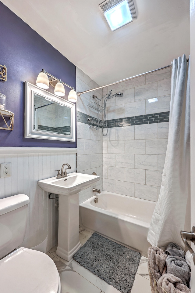 bathroom featuring toilet and shower / tub combo