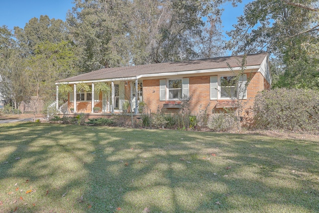 view of front facade featuring a porch and a front yard