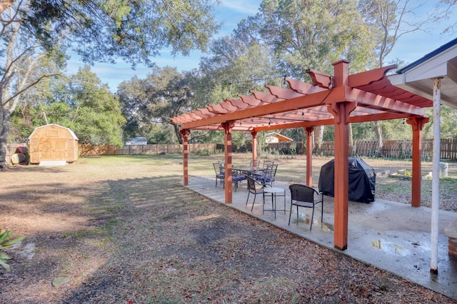 view of yard with a shed, a pergola, and a patio