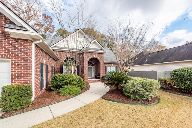 front of property with a front lawn