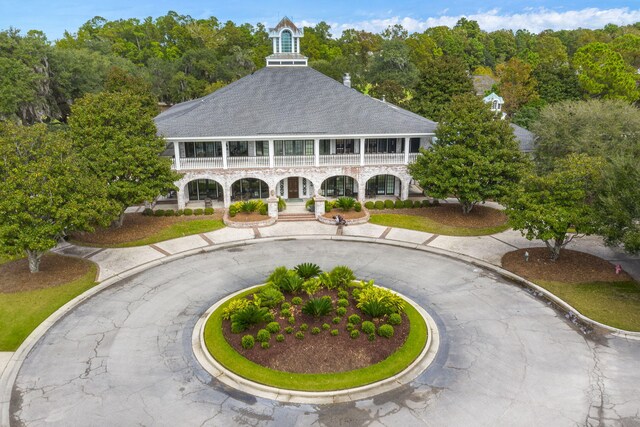 surrounding community with curved driveway