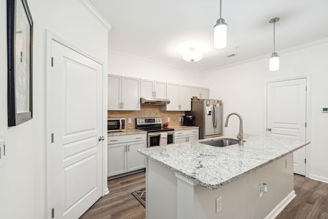 kitchen with a center island with sink, dark wood-type flooring, decorative light fixtures, and stainless steel appliances