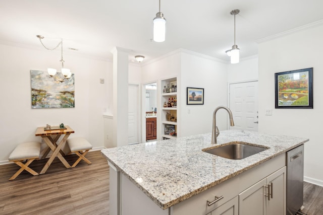 kitchen featuring a kitchen island with sink, sink, hardwood / wood-style flooring, and pendant lighting