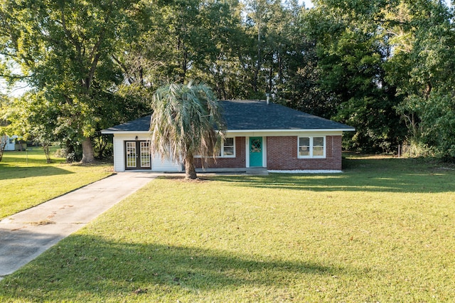 single story home with a front lawn