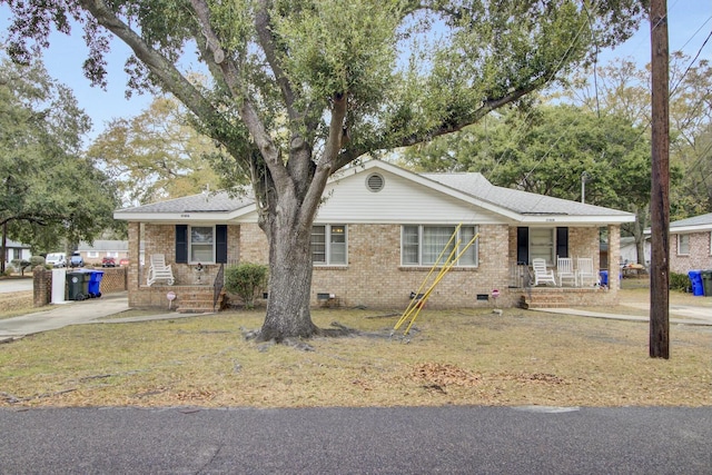 single story home with covered porch