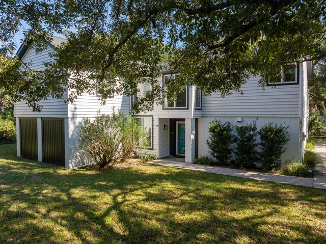 view of front of home featuring a front yard