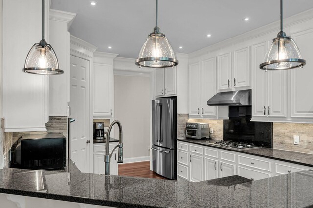 2720 Oak Manor Dr, Mount Pleasant, SC 29466 - kitchen featuring appliances with stainless steel finishes, under cabinet range hood, white cabinets, decorative backsplash, and crown molding