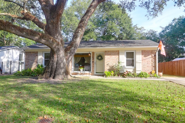 single story home with a front lawn