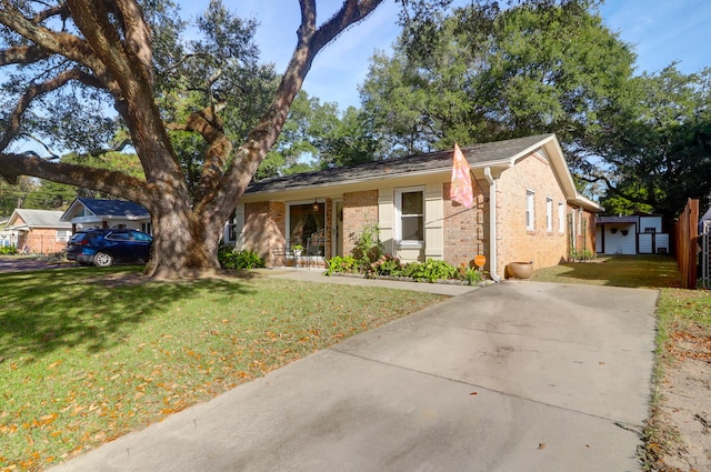 ranch-style house featuring a front yard