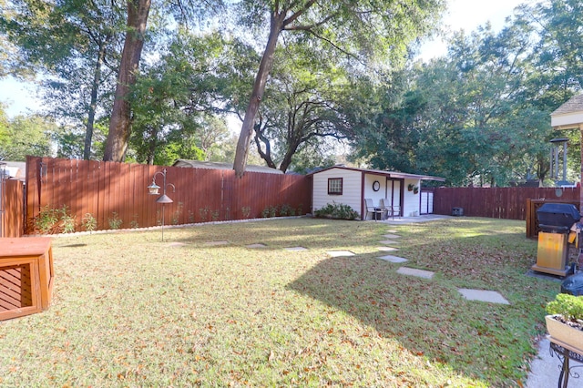 view of yard featuring an outbuilding