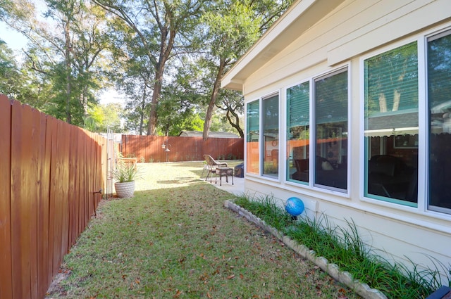 view of yard featuring a patio area