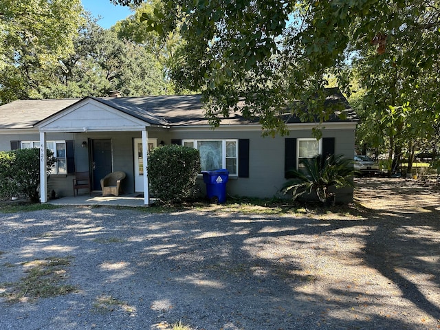 ranch-style house featuring covered porch