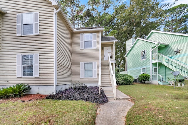 view of front of house featuring a front yard