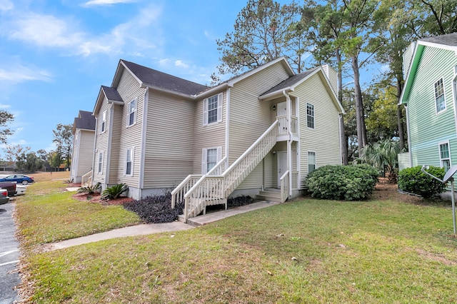 view of front of house featuring a front yard