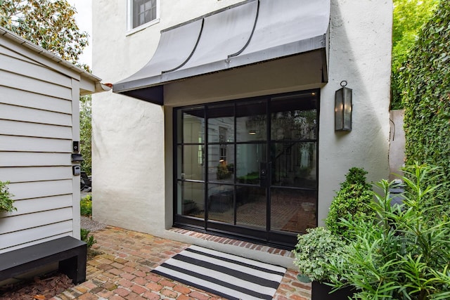 property entrance featuring stucco siding