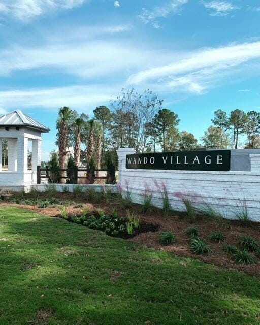 community / neighborhood sign featuring a lawn