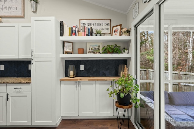 room details featuring tasteful backsplash, ornamental molding, and hardwood / wood-style flooring