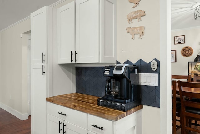 kitchen with crown molding, tasteful backsplash, and white cabinets