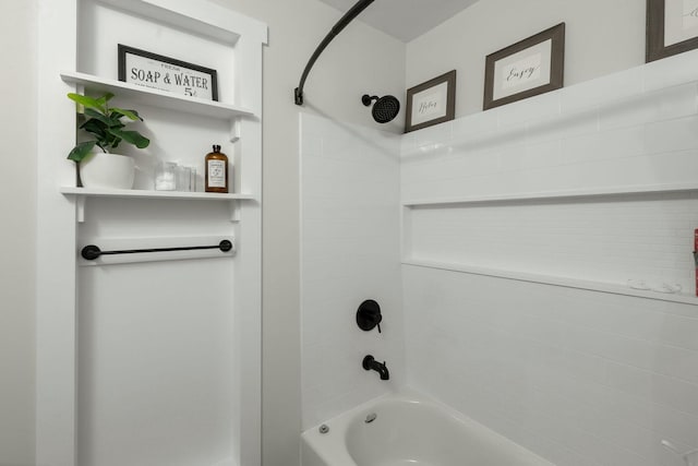 bathroom featuring tiled shower / bath combo