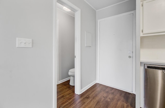 259 E Bay St Unit 7C, Charleston, SC 29401 - bathroom with ornamental molding, toilet, wood finished floors, baseboards, and backsplash