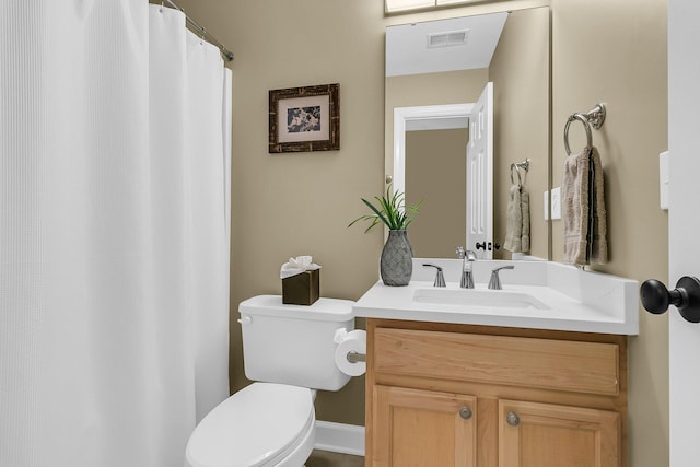 full bathroom with toilet, curtained shower, vanity, and visible vents