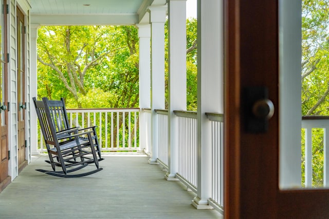 balcony featuring covered porch