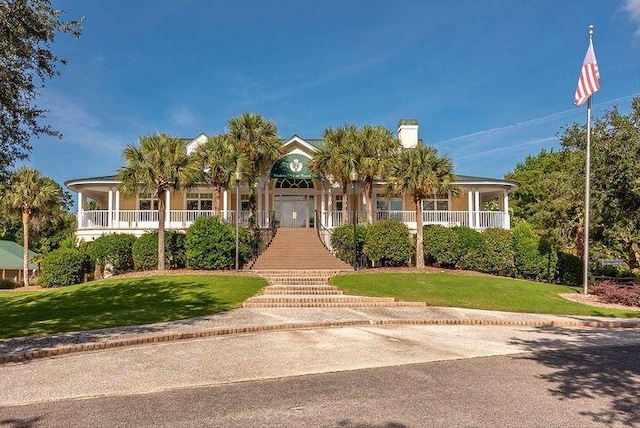 view of front facade with a front lawn