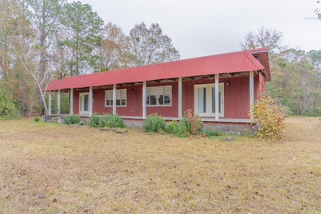 view of front of home featuring a front yard and covered porch