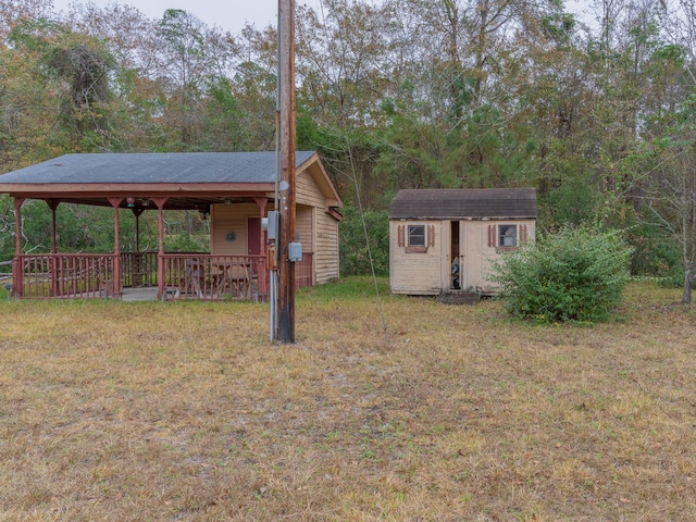 view of yard featuring a storage unit and an outdoor structure