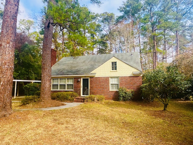 view of front facade featuring a front lawn