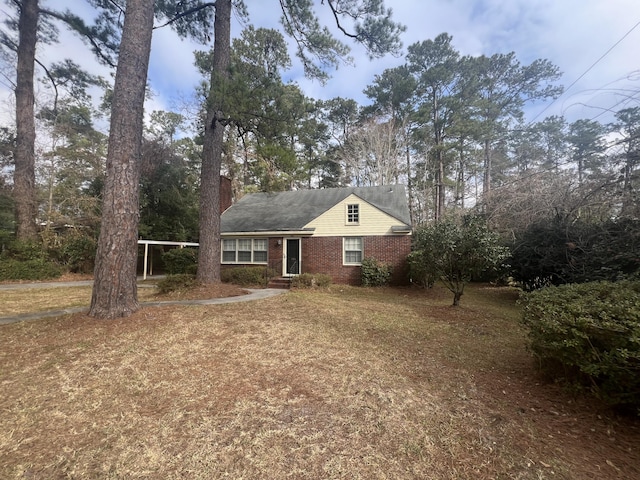 view of front of home featuring a front lawn