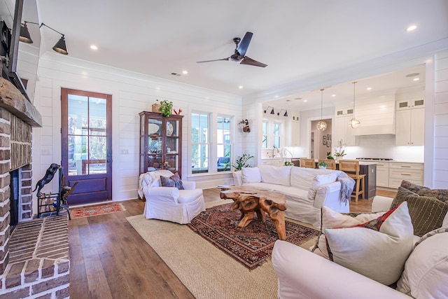 living area with ceiling fan, a healthy amount of sunlight, dark wood-style floors, and recessed lighting