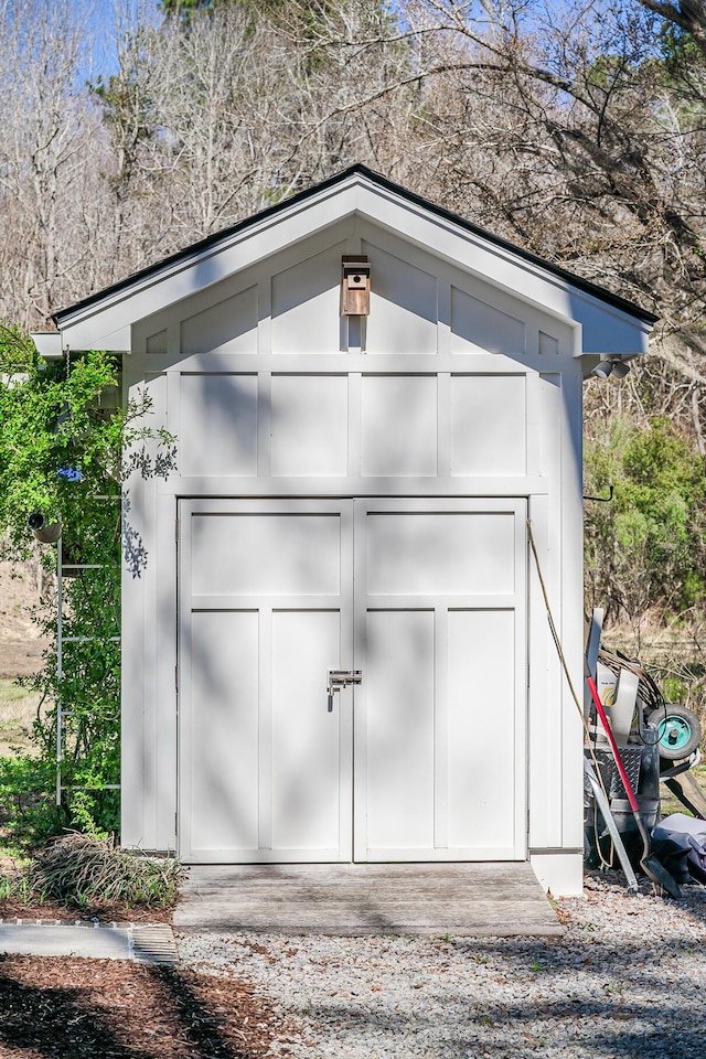 view of outdoor structure featuring an outbuilding