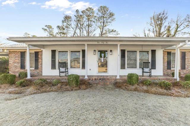 single story home with a porch