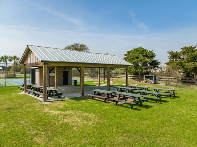 view of property's community featuring a lawn