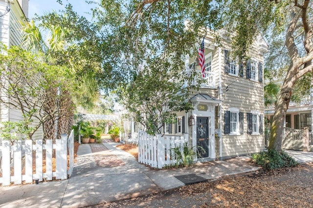 view of front of home featuring a fenced front yard