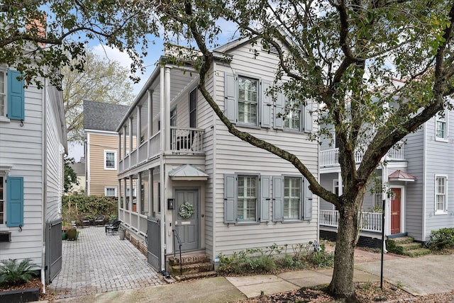 view of front of home featuring driveway