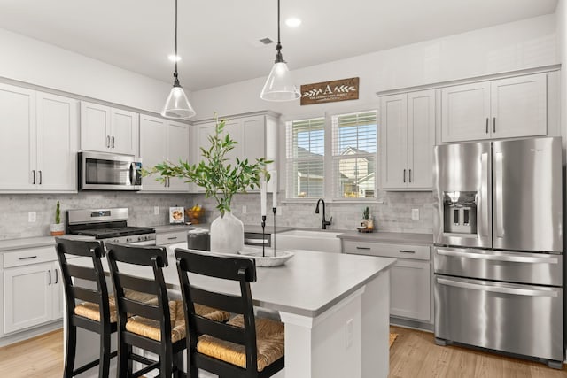 226 Midtown Ave, Summerville, SC 29486 - kitchen featuring stainless steel appliances, a sink, backsplash, light countertops, and a center island