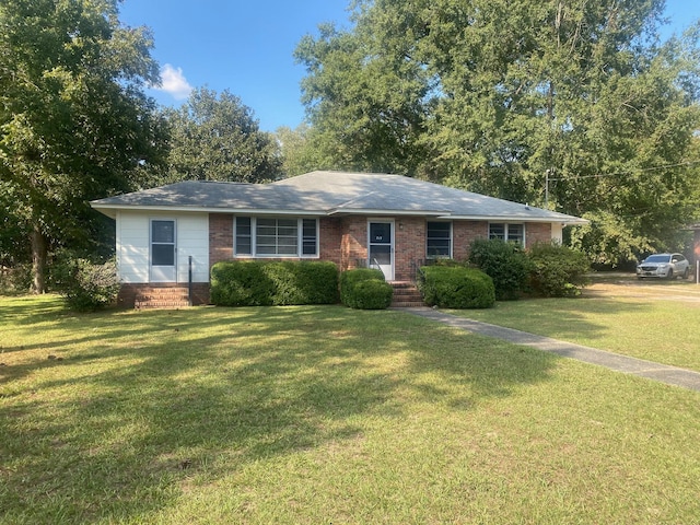 single story home featuring a front yard